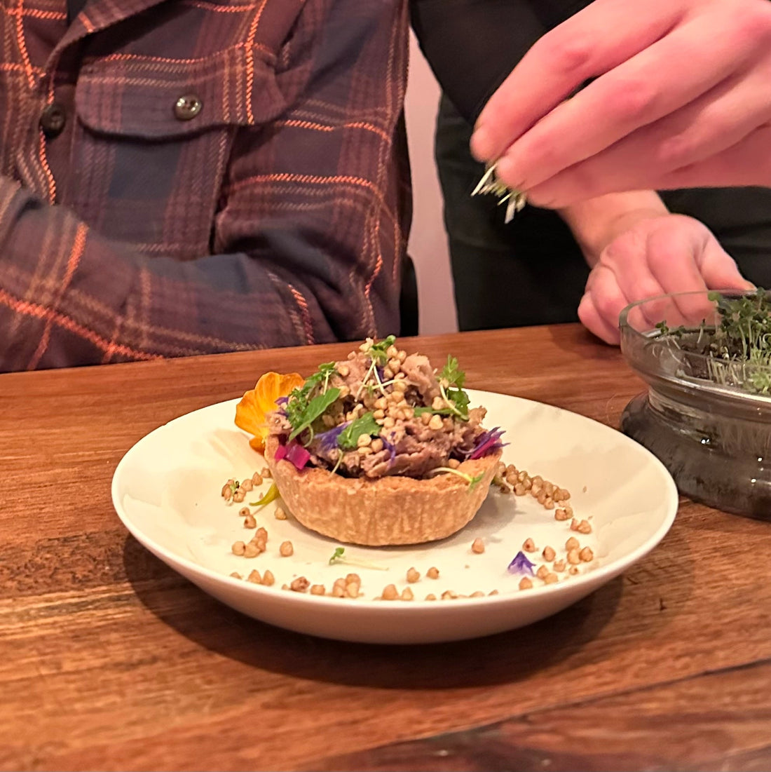 Hartige tartelette met rillettes en zoetzure rode kool